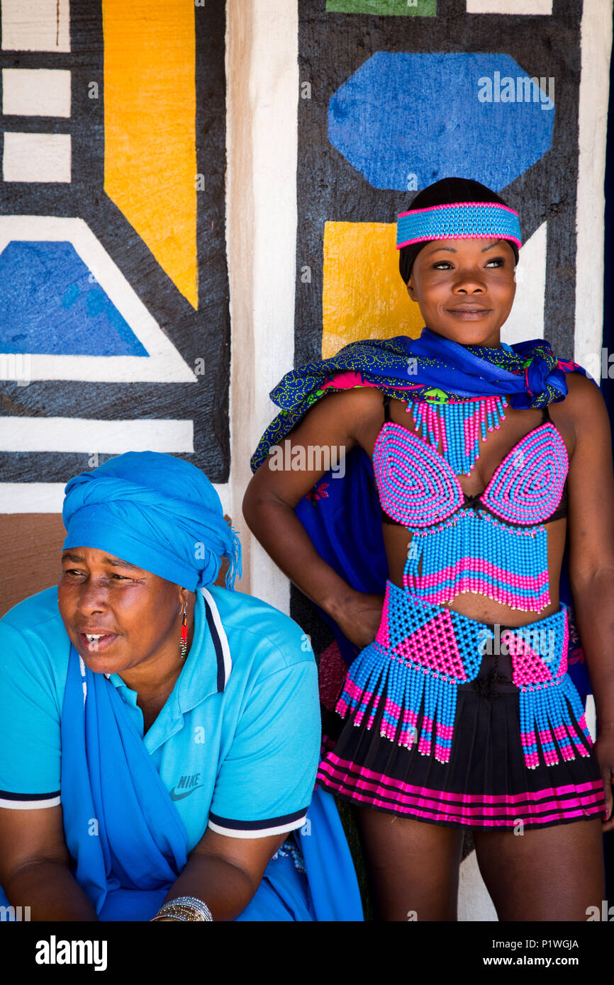 Lesedi Cultural Village, SOUTH AFRICA - 4. November 2016: Zulu-Frauen in bunten traditionellen Wulst arbeiten Kostüm. Stockfoto