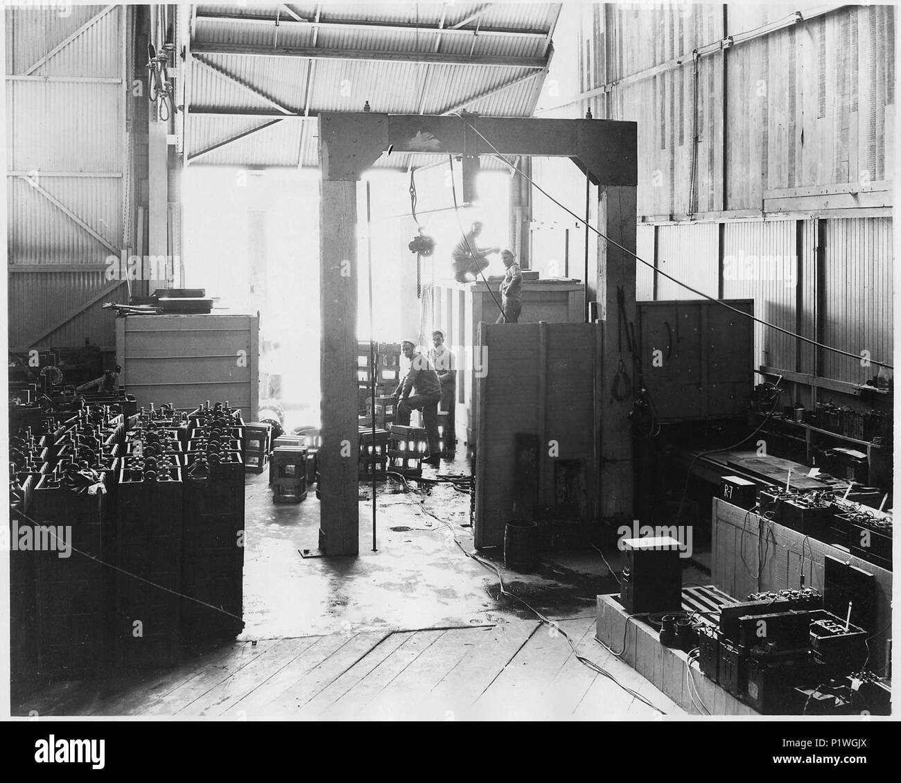 (Batterie Lagerung mit Segler Umgang mit elektrischen Kabel an der Submarine Base, Los Angeles.) - Stockfoto