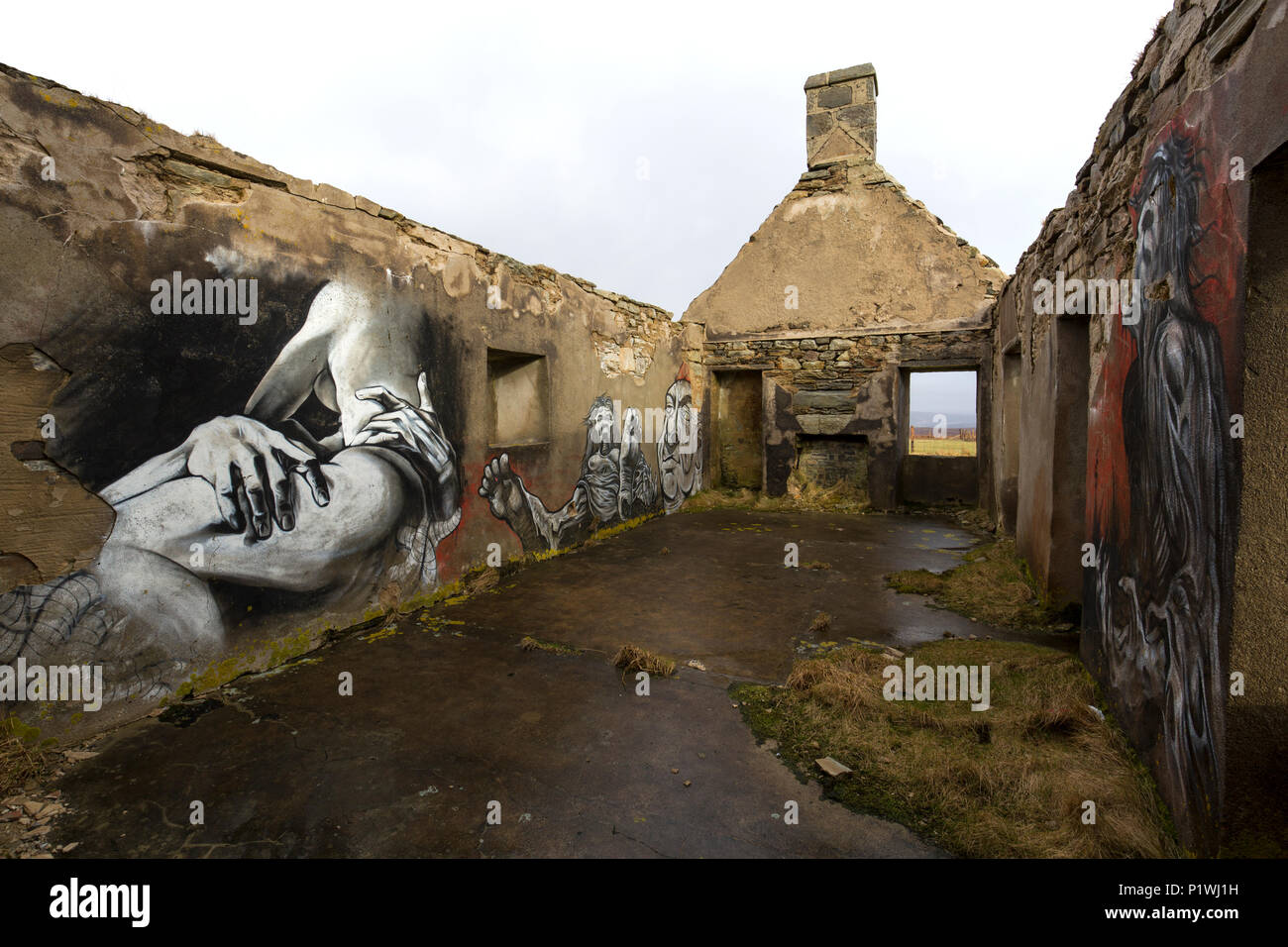 Verfallenes Cottage mit Kunstwerken, Sutherland Stockfoto