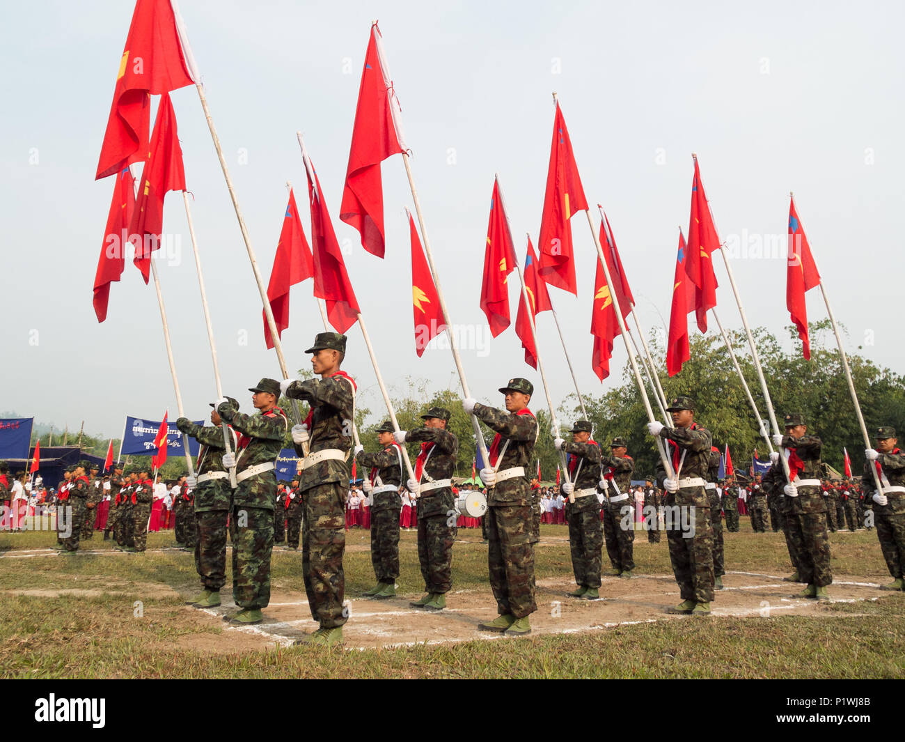 Kämpfer der Monland Restaurierung Armee in einer Parade zu Mon National Day in Mon, östlichen Myanmar feiern Stockfoto