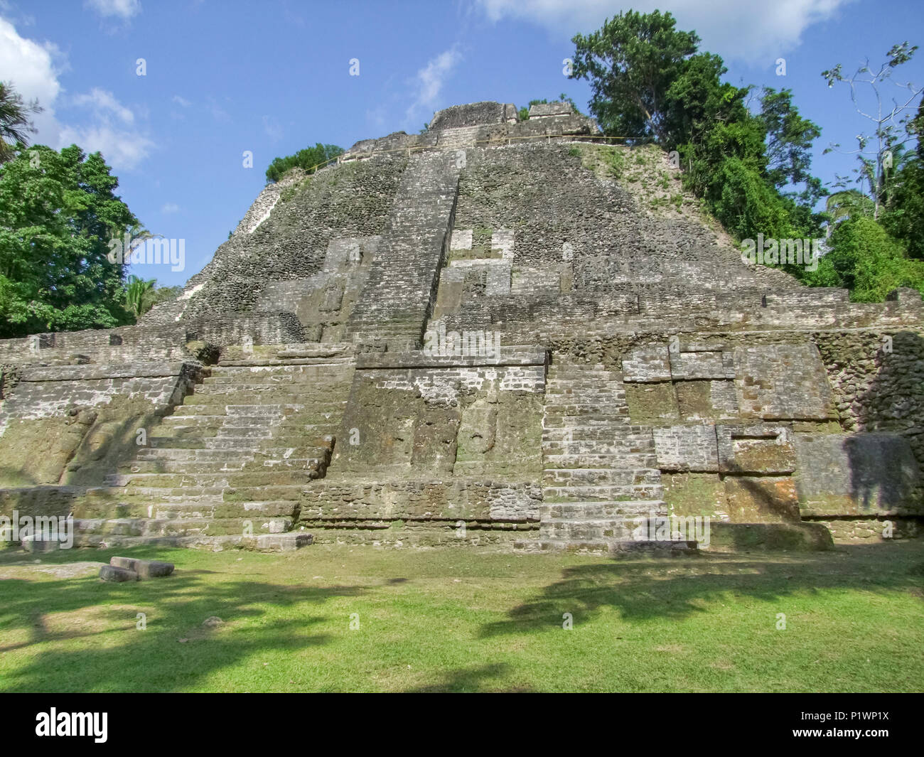 Sonnige Landschaft zeigt die hohe Tempel am Lamanai Tempelanlage in Belize Stockfoto