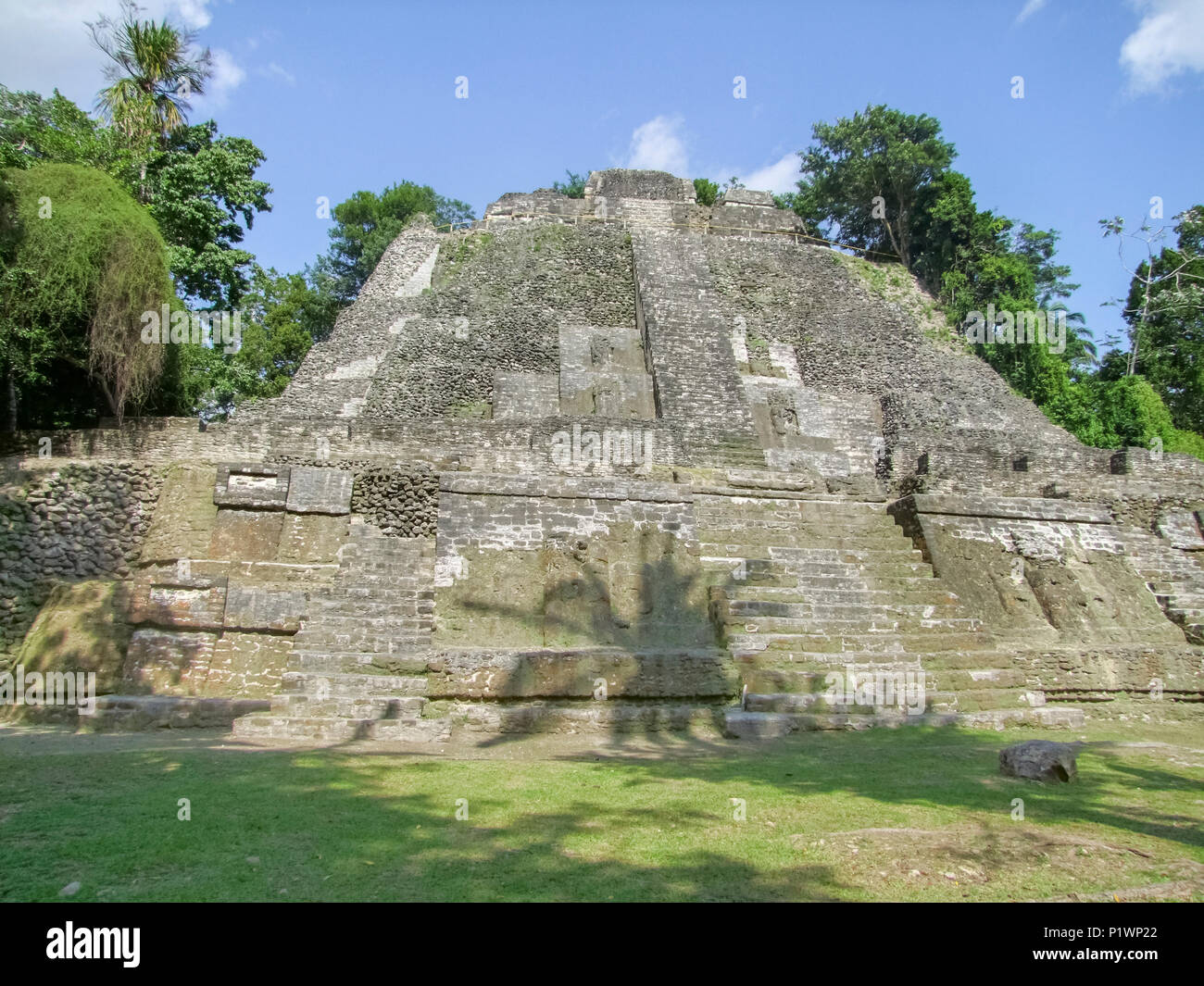 Sonnige Landschaft zeigt die hohe Tempel am Lamanai Tempelanlage in Belize Stockfoto