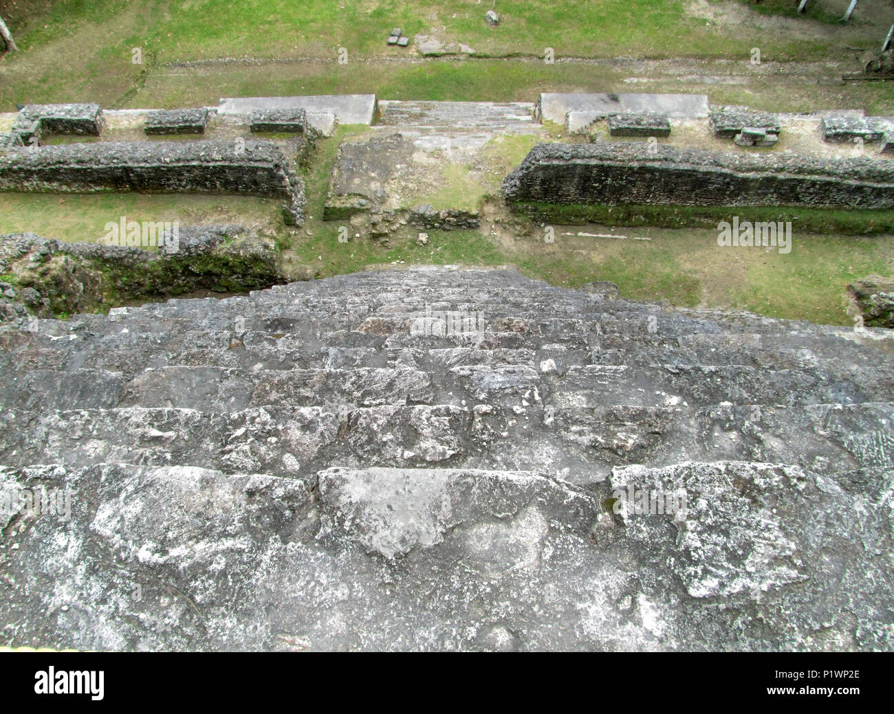 Sonnige Landschaft vom Gipfel des Hohen Tempel am Lamanai Tempelanlage in Belize Stockfoto