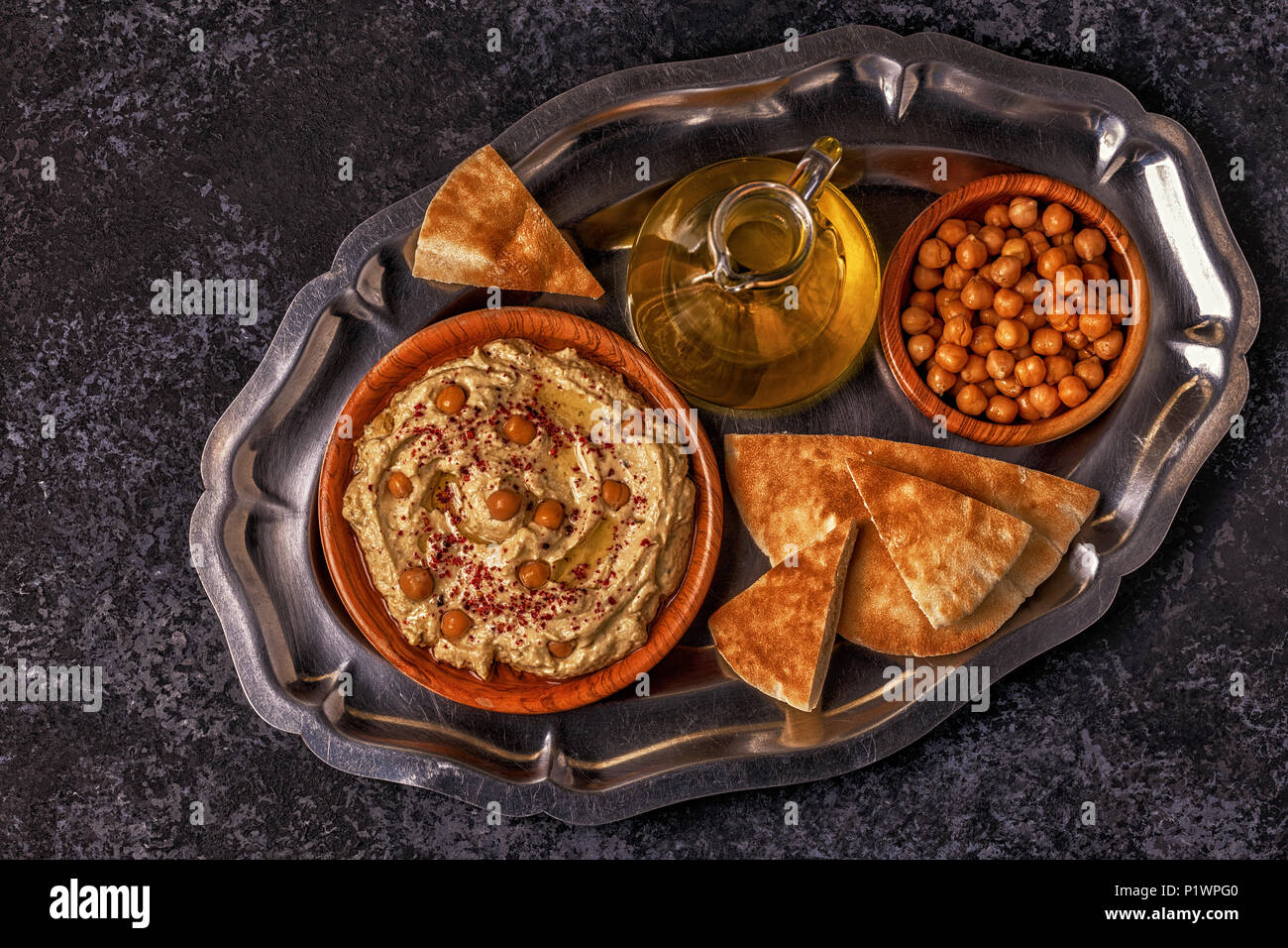 Klassische Hummus mit Petersilie auf die Platte und Fladenbrot. Stockfoto