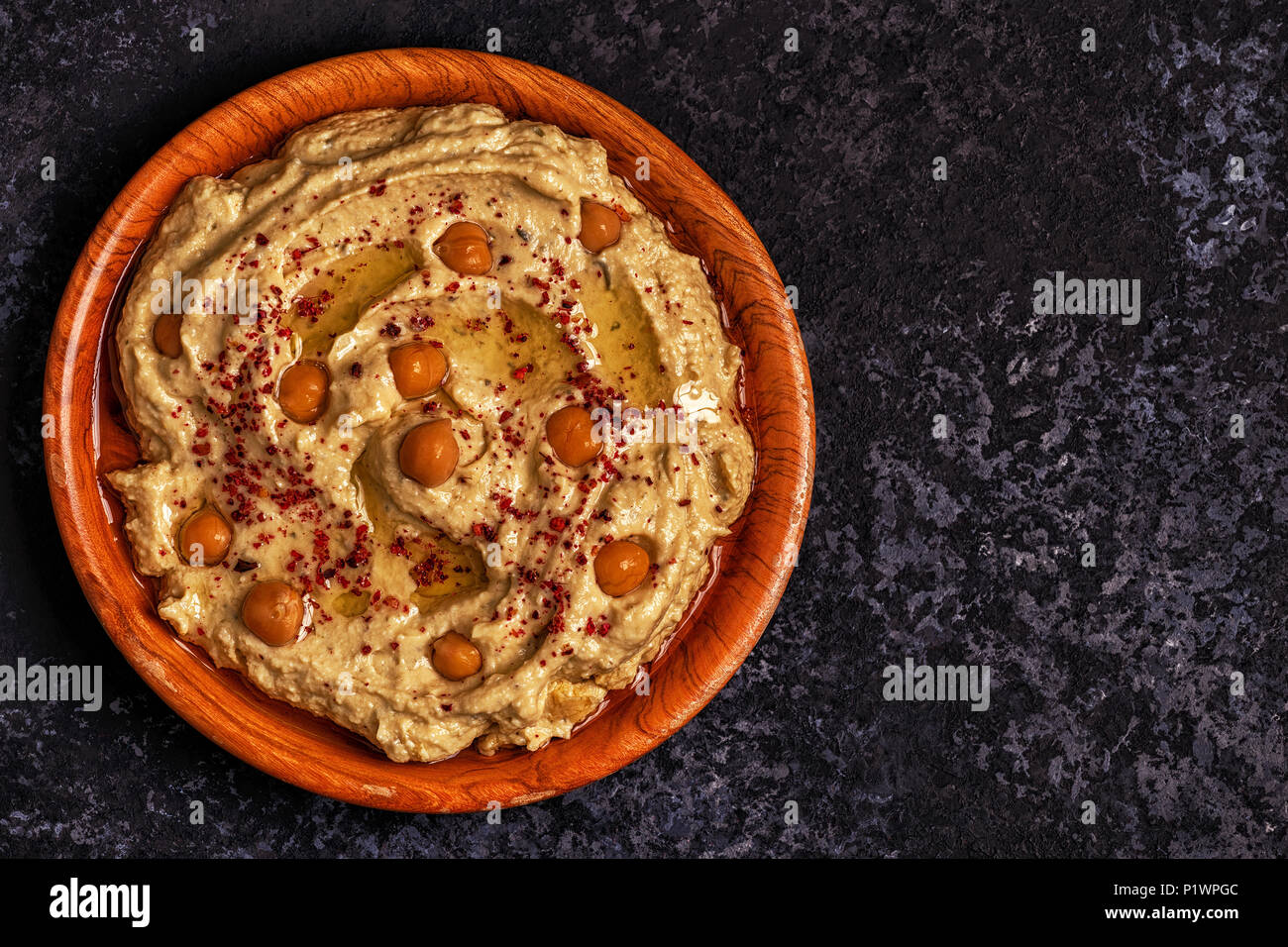 Klassische Hummus mit Petersilie auf die Platte und Fladenbrot. Stockfoto