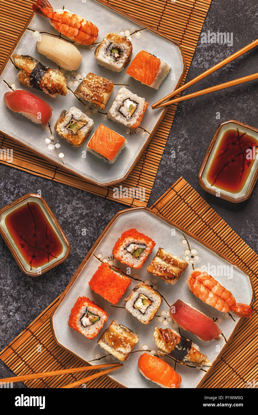 Sushi Set: Sushi und Sushi Rollen auf Platte, Ansicht von oben. Stockfoto