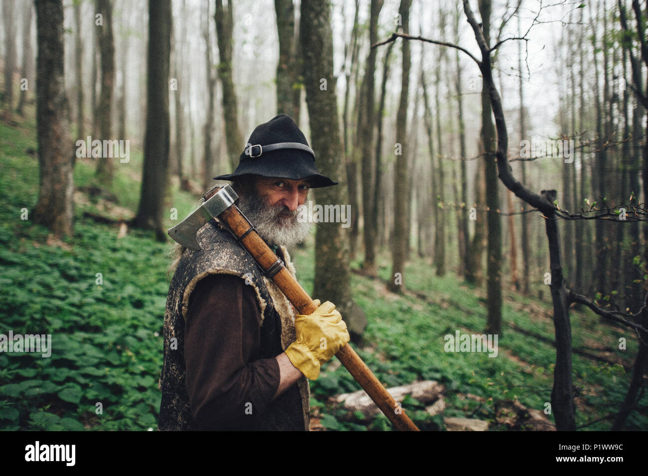 Porträt eines älteren Mannes im Wald spazieren Stockfoto
