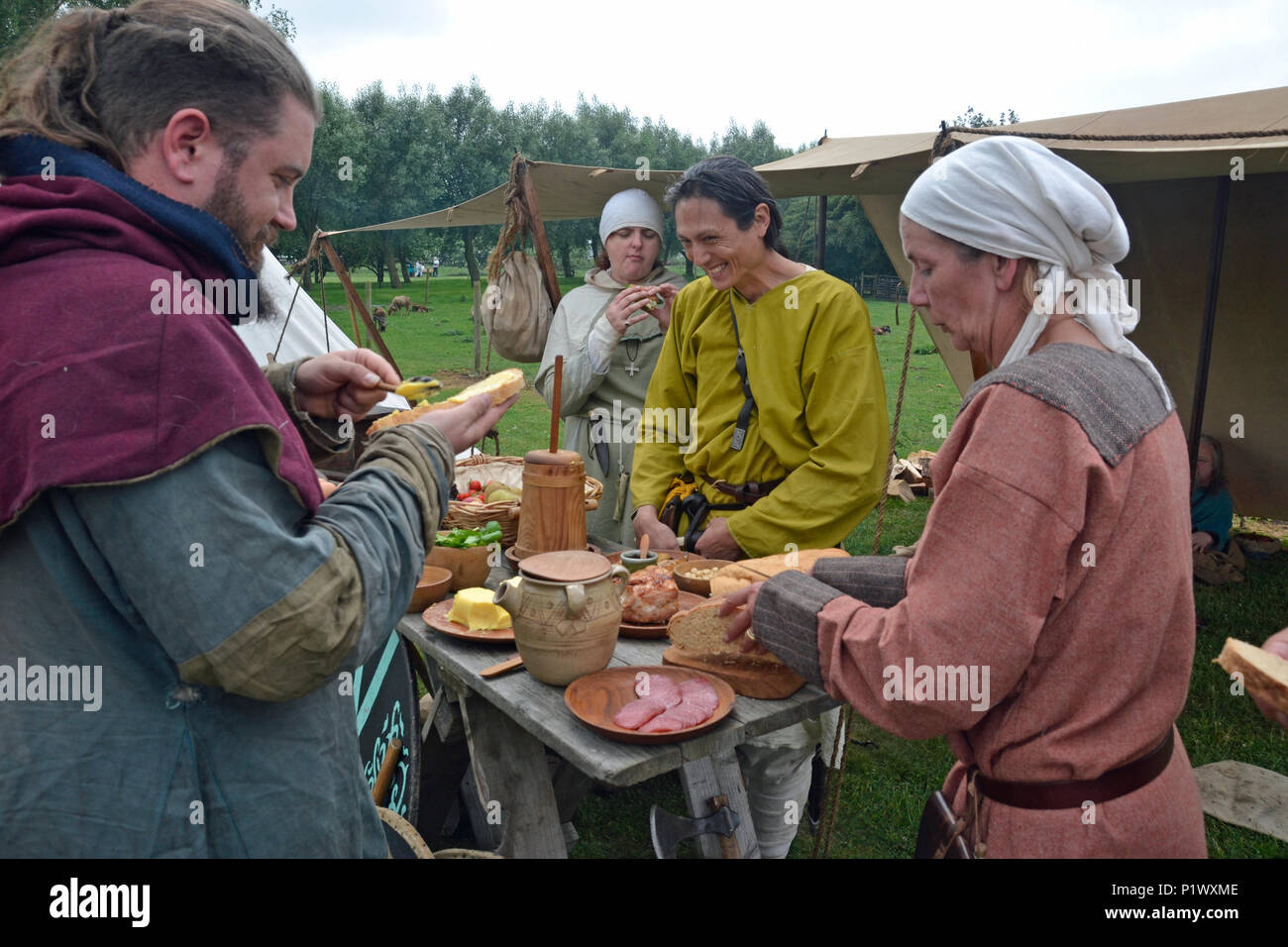 Flag Fen Archäologie Park - Haus eines prähistorischen Holz- Causeway. Die angelsächsischen Re-enactment Veranstaltung, Peterborough, Cambridgeshire, England, Großbritannien Stockfoto