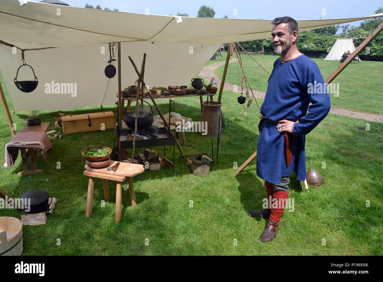 Flag Fen Archäologie Park - Haus eines prähistorischen Holz- Causeway. Die angelsächsischen Re-enactment Veranstaltung, Peterborough, Cambridgeshire, England, Großbritannien Stockfoto