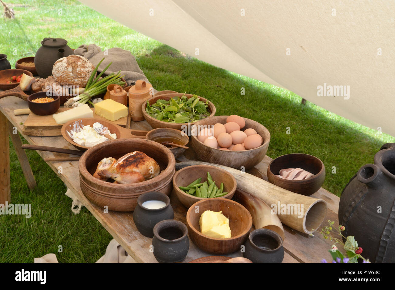 Flag Fen Archäologie Park - Haus eines prähistorischen Holz- Causeway. Die angelsächsischen Re-enactment Veranstaltung, Peterborough, Cambridgeshire, England, Großbritannien Stockfoto