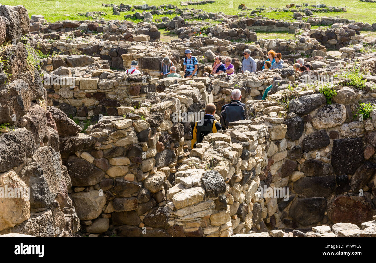 Dorfruinen in der Nuraghe Su Nuraxi, 13-6. Jahrhundert v. Chr., spätbronzezeitliche megalithische Struktur, in der Nähe von Barumini, Sardinien, Italien UNESCO-Weltkulturerbe. Stockfoto
