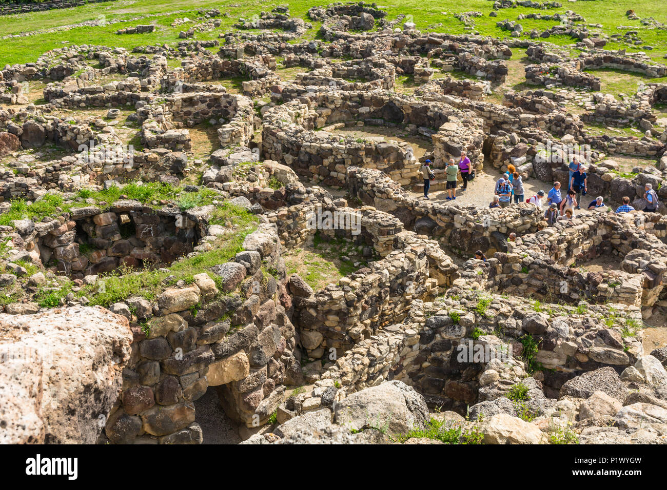 Dorfruinen in der Nuraghe Su Nuraxi, 13-6. Jahrhundert v. Chr., spätbronzezeitliche megalithische Struktur, in der Nähe von Barumini, Sardinien, Italien UNESCO-Weltkulturerbe. Stockfoto