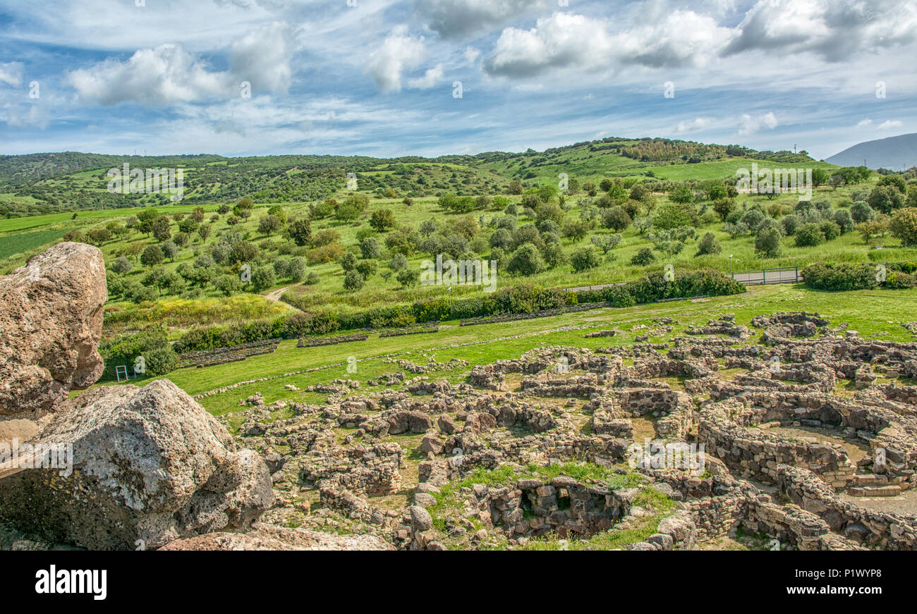 Dorfruinen in der Nuraghe Su Nuraxi, 13-6. Jahrhundert v. Chr., spätbronzezeitliche megalithische Struktur, in der Nähe von Barumini, Sardinien, Italien UNESCO-Weltkulturerbe. Stockfoto