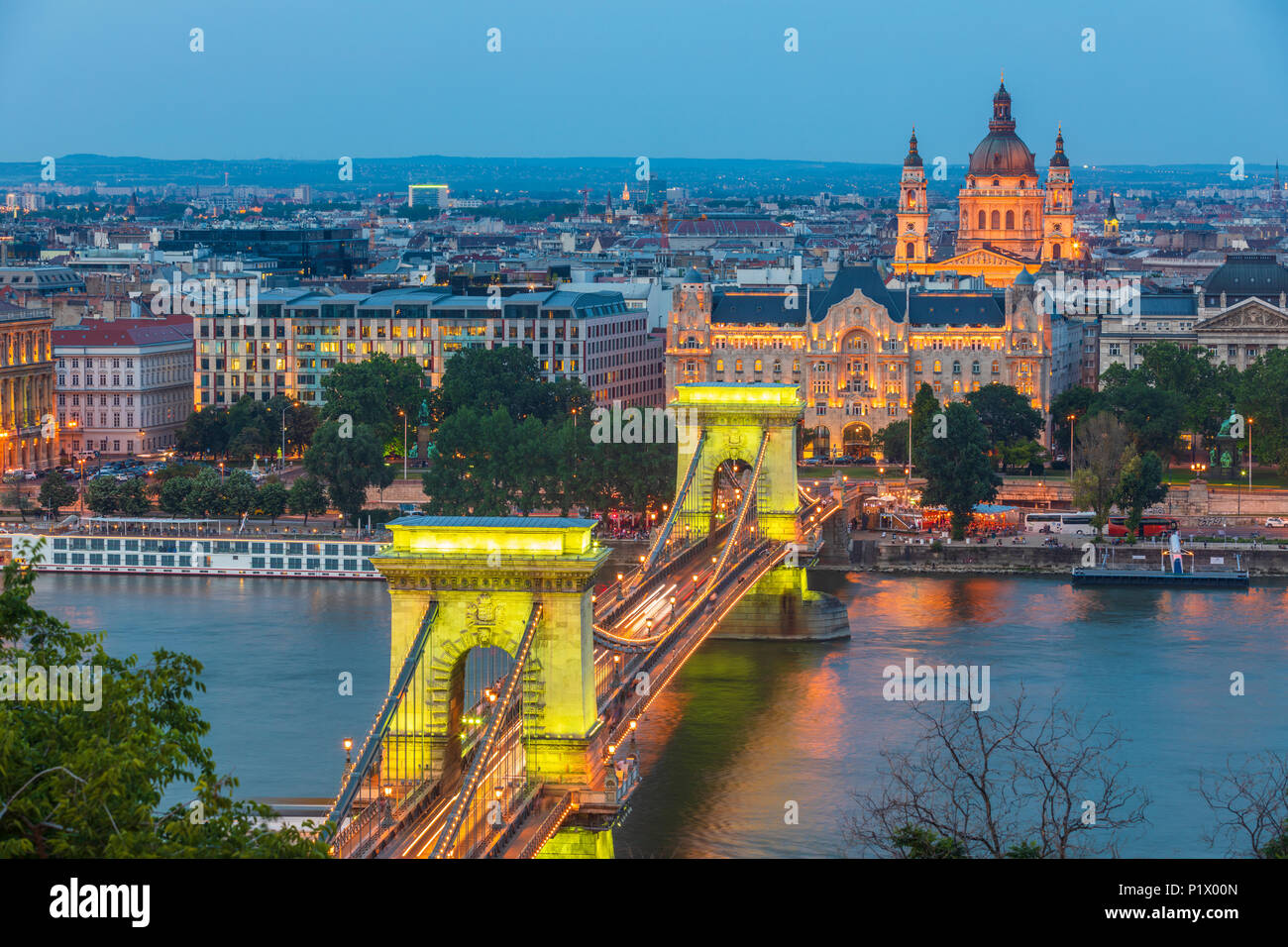 Chain Bridge ist eine Hängebrücke, überspannt den Fluss Donau zwischen Buda und Pest Stockfoto