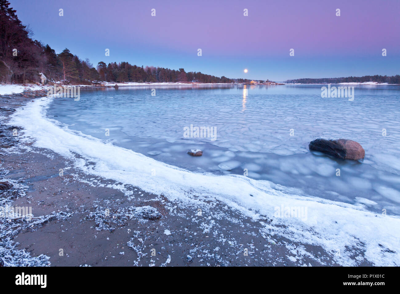 Aufgehenden Mond an einem kalten Winterabend am Oslofjord, im Ofen in Råde, Østfold Norwegen. Stockfoto