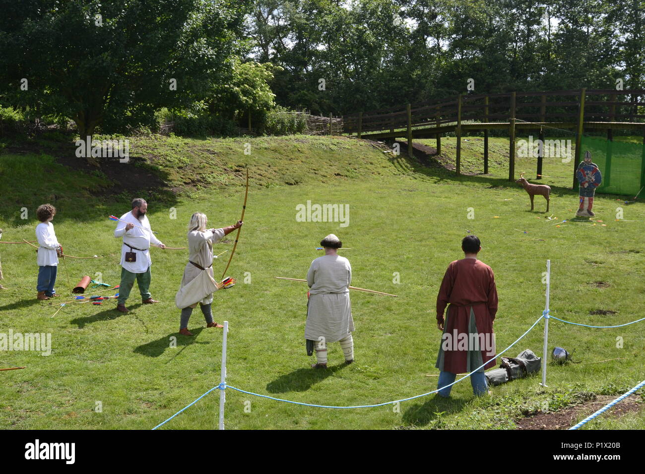 Bogenschießen Demonstration in Flag Fen Archäologie Park. Die angelsächsischen Re-enactment Veranstaltung, Peterborough, Cambridgeshire, England, Großbritannien Stockfoto