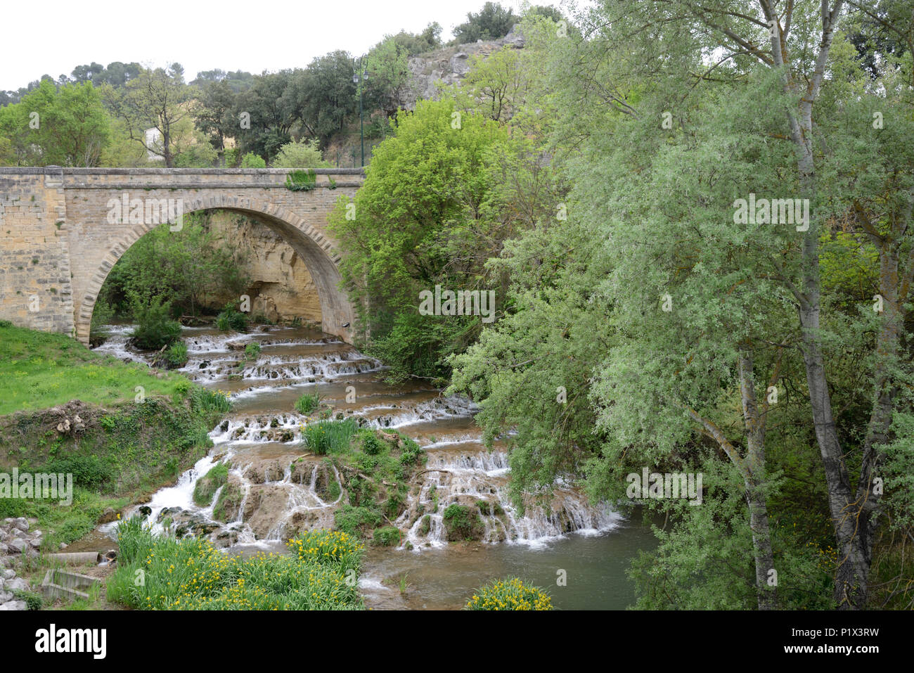 Ventabren Brücke & Wasserfall oder Kaskade auf dem Réal River, einem Nebenfluss der Durance, Provence Frankreich Stockfoto