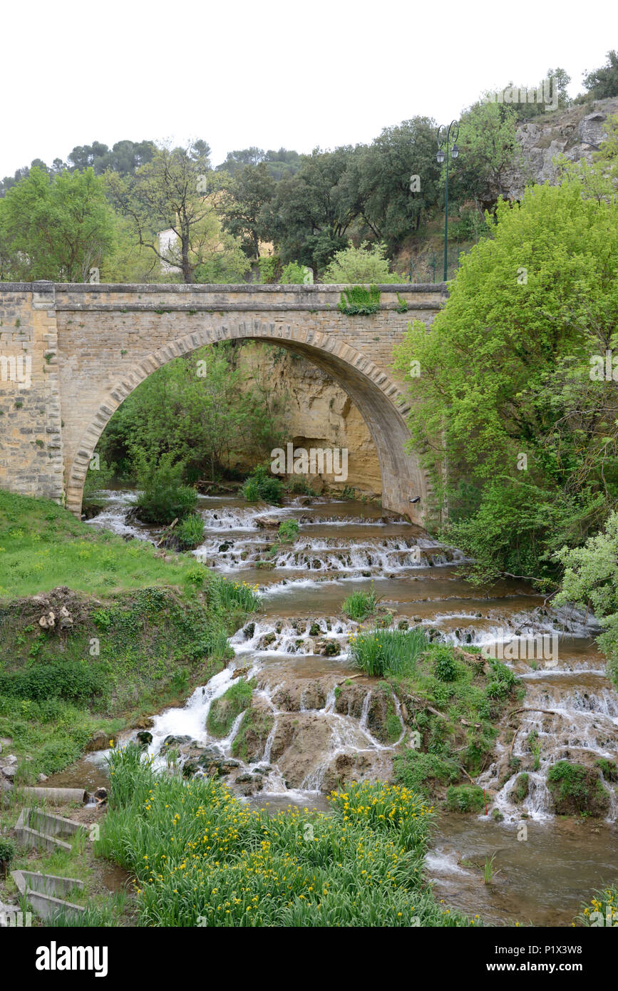Ventabren Brücke & Wasserfall oder Kaskade auf dem Réal River, einem Nebenfluss der Durance, Provence Frankreich Stockfoto