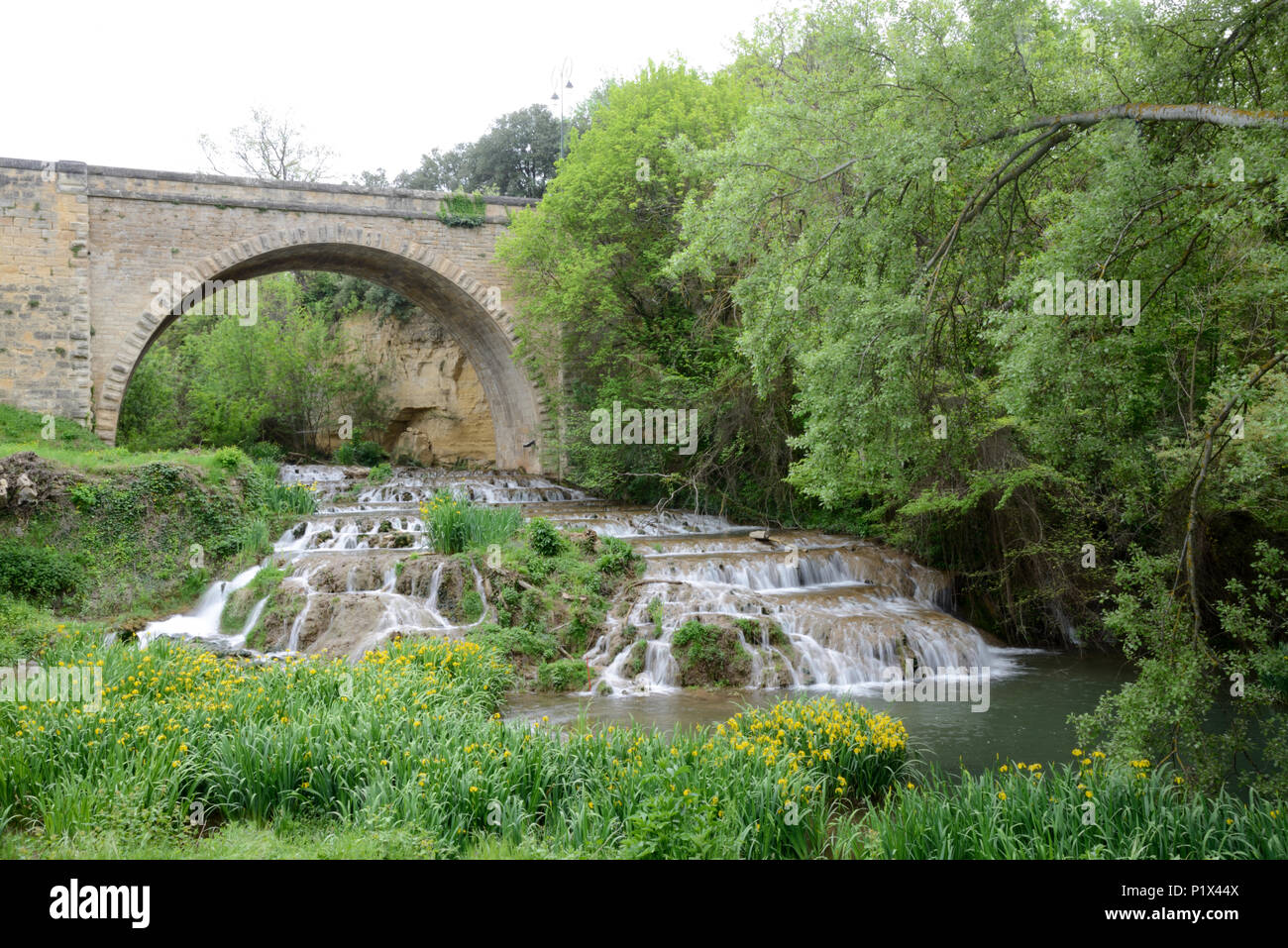 Ventabren Brücke & Wasserfall oder Kaskade auf dem Réal River, einem Nebenfluss der Durance, Provence Frankreich Stockfoto