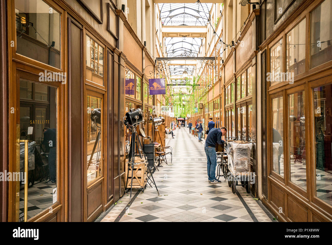 Die Passage du Grand Cerf im 2nd. Arrondissement ist eine der berühmten überdachten Passagen von Paris. Paris, Frankreich Stockfoto