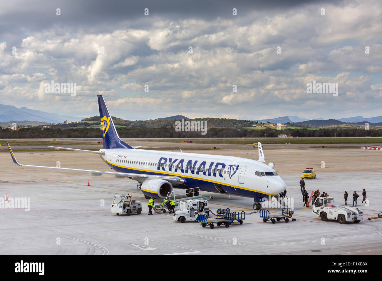 Girona, Spanien - 29. März 2018: Ryanair airline Flugzeug Boeing 737 in Girona Flughafen im sonnigen Tag Stockfoto