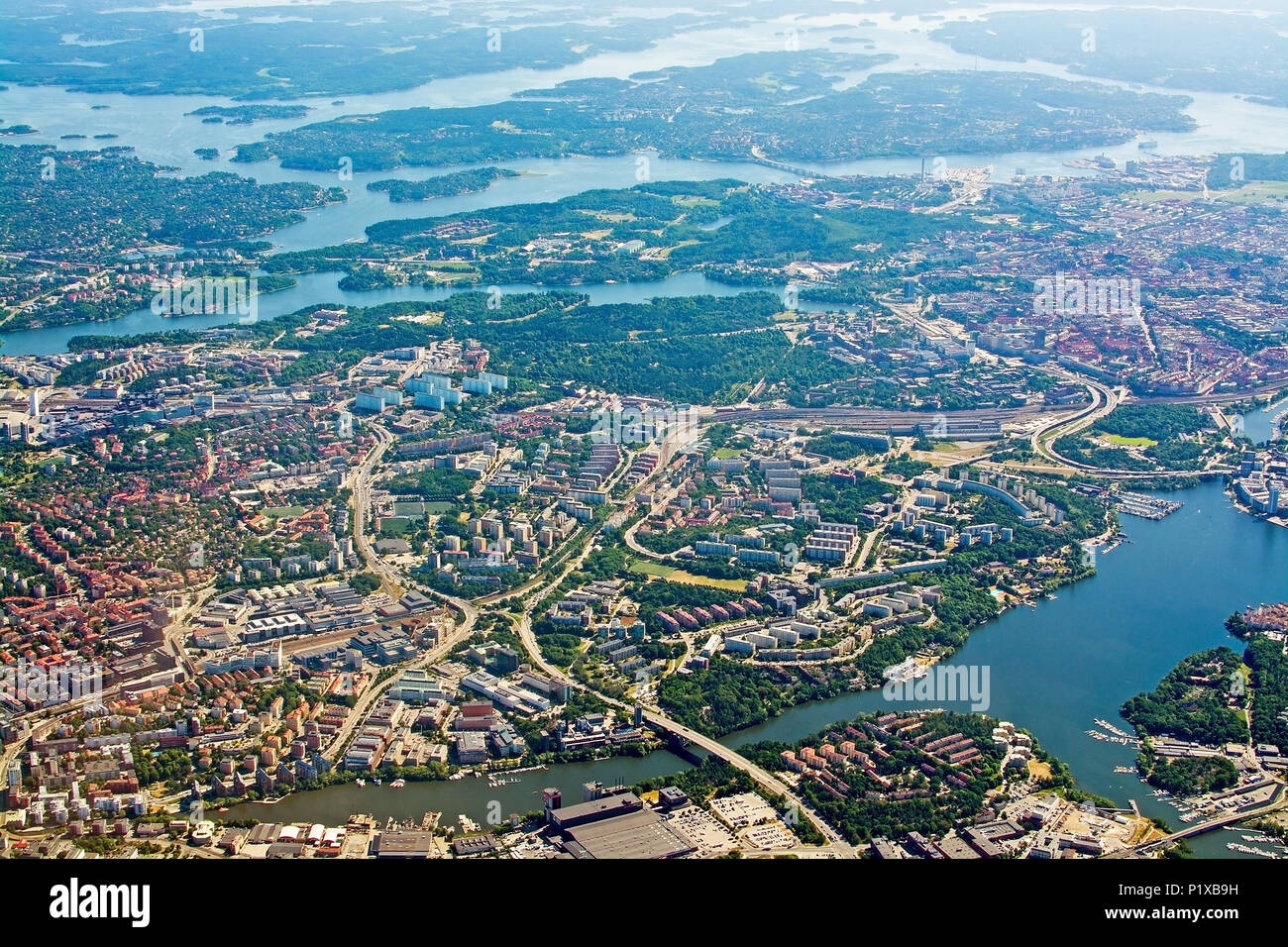 STOCKHOLM, Schweden - 1. JUNI 2018: Luftaufnahme über Solna Lidingo Schweden während an Bord den Flughafen Arlanda an einem sonnigen Tag und am 1. Juni20108 in Stockhol Stockfoto
