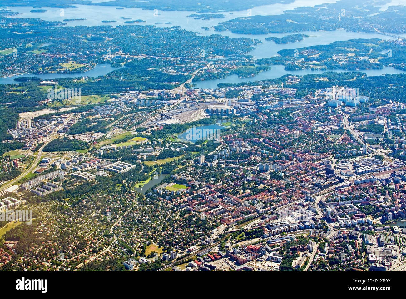 STOCKHOLM, Schweden - 1. JUNI 2018: Luftaufnahme über Solna bei Stockholm Sundbyberg inflight zum Flughafen Arlanda Flughafen an einem sonnigen Tag und am 1. Juni20108 in St Stockfoto