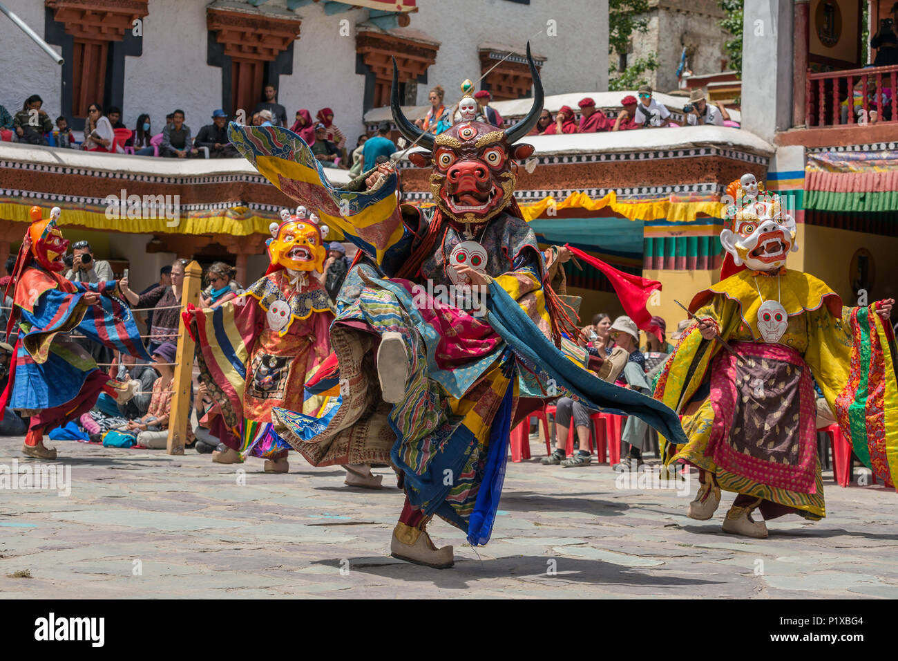 Leh, Indien - 21. Juni 2017: Unbekannter Mönche in Maske Durchführen einer religiösen maskiert und kostümiert Geheimnis Tanz des Tibetischen Buddhismus während der BUDDHIS Stockfoto