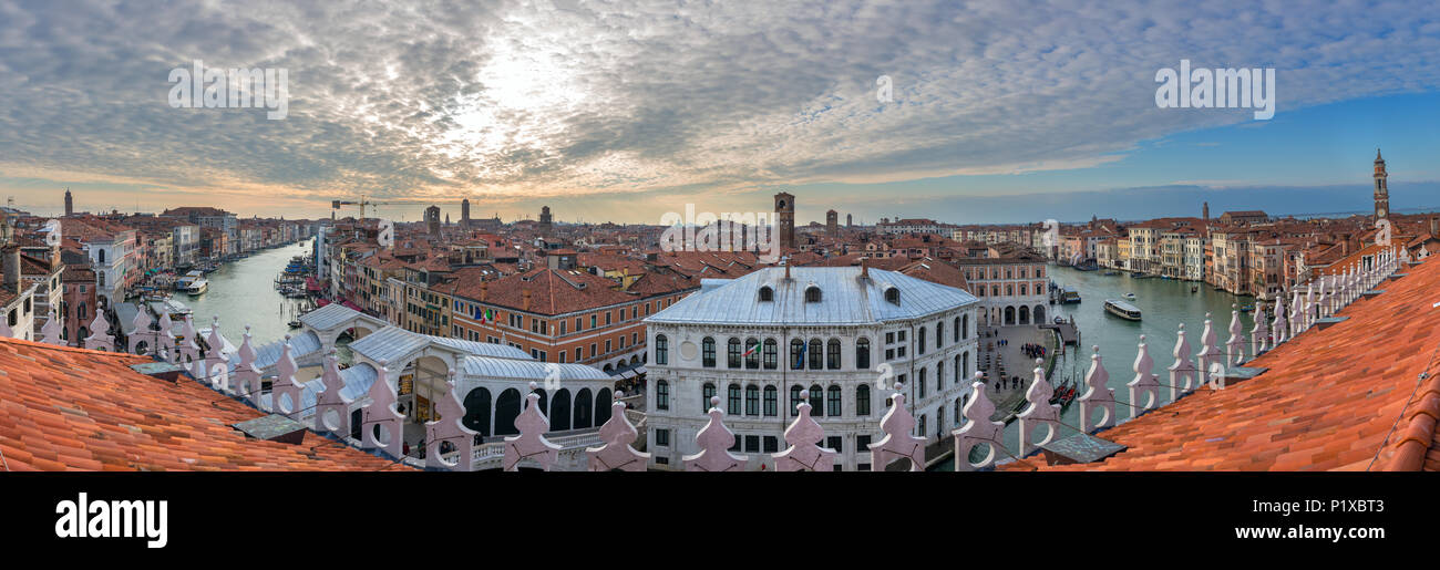 Panoramablick auf den berühmten Canal Grande in Venedig, Italien. Stockfoto