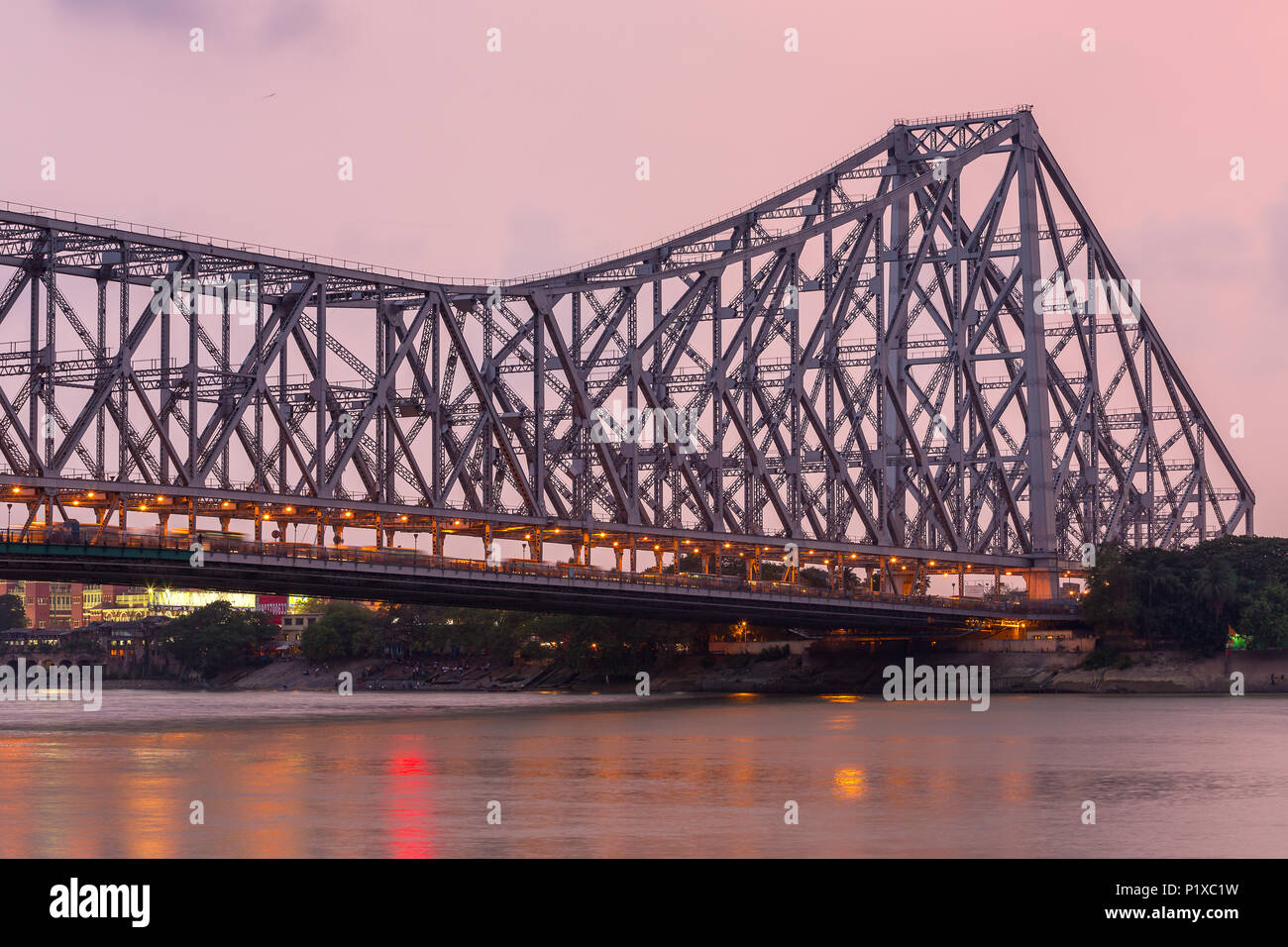 Howrah Bridge Die Historische Brucke Uber Den Fluss Hooghly Wahrend Der Nacht In Kolkata Indien Stockfotografie Alamy