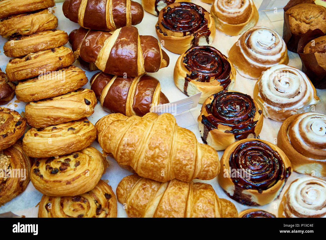 Frisch gebackenes Gebäck close-up auf eine Bäckerei präsentieren. Stockfoto