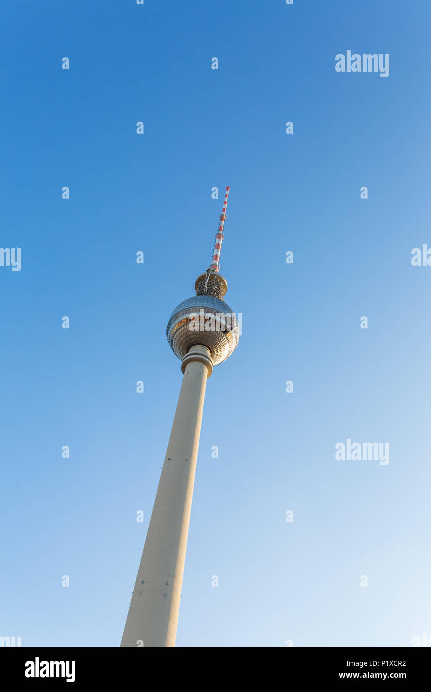 Berliner Fernsehturm am sonnigen Tag Stockfoto