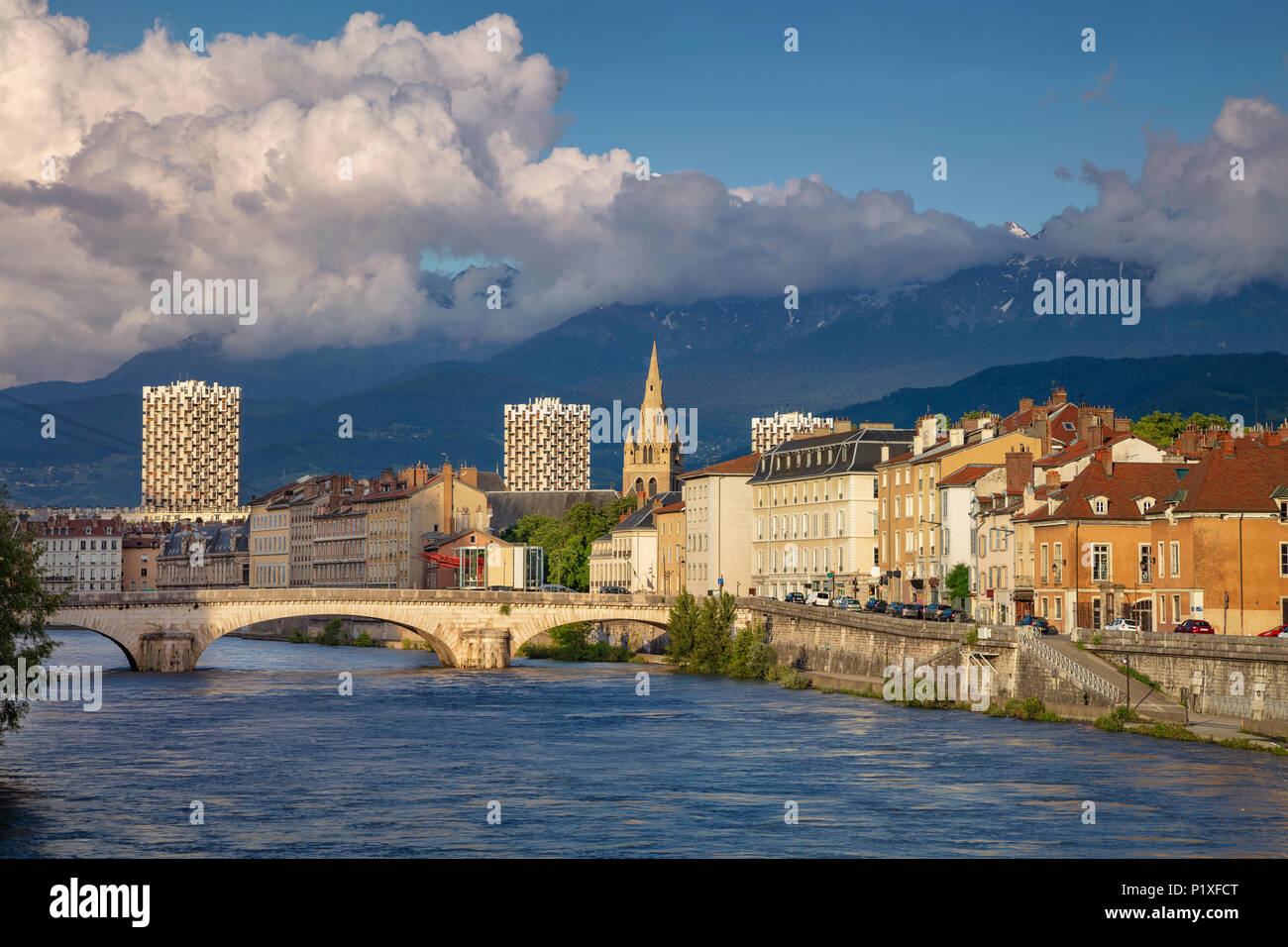 Grenoble. Stadtbild Bild von Grenoble, Frankreich während des Sonnenuntergangs. Stockfoto