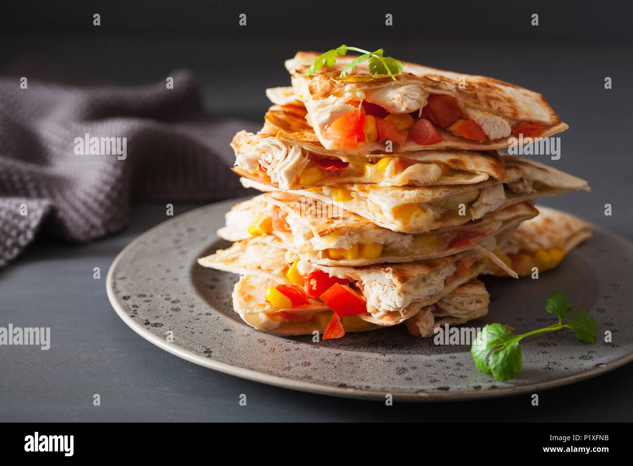 Mexikanische quesadilla mit Hähnchen, Tomaten, Mais und Käse Stockfoto
