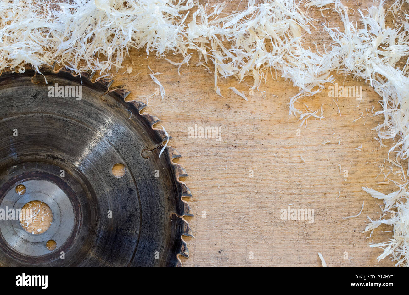 Tischler Werkzeuge auf Holztisch mit Sägemehl. Kreissäge. Das Schneiden einer Holzbohle Stockfoto