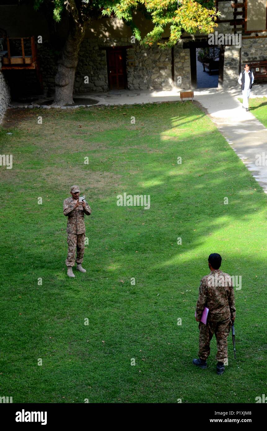 Pakistan Armee Soldaten mit Telefon und Dateien in Uniform Foto im Garten von khaplu Palace Hotel Serena Gilgit-Baltistan Pakistan Stockfoto