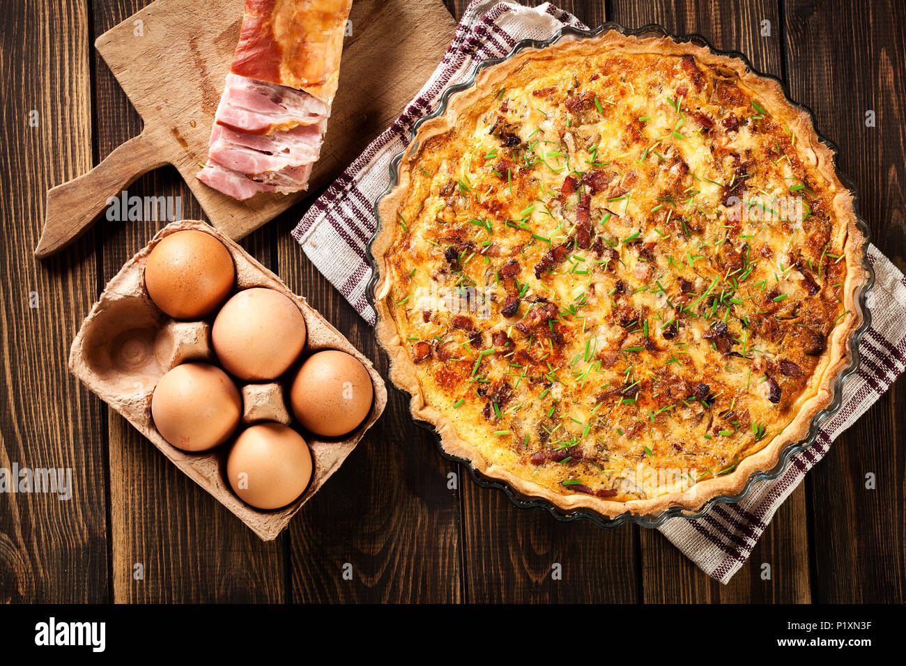 Hausgemachte Quiche Lorraine mit Speck und Käse. Französische Küche Stockfoto