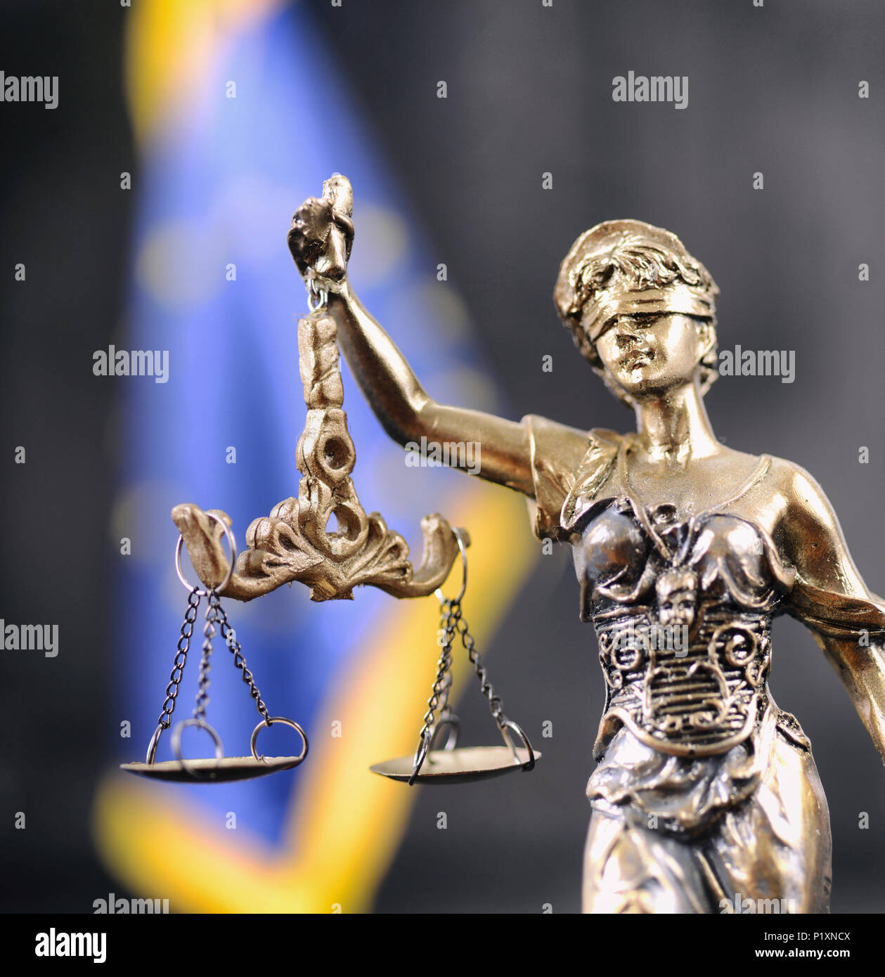 Recht und Gerechtigkeit, Rechtmäßigkeit Konzept, Waage der Gerechtigkeit,  der Justitia, Lady Gerechtigkeit vor der Fahne der Europäischen Union in  den Hintergrund Stockfotografie - Alamy