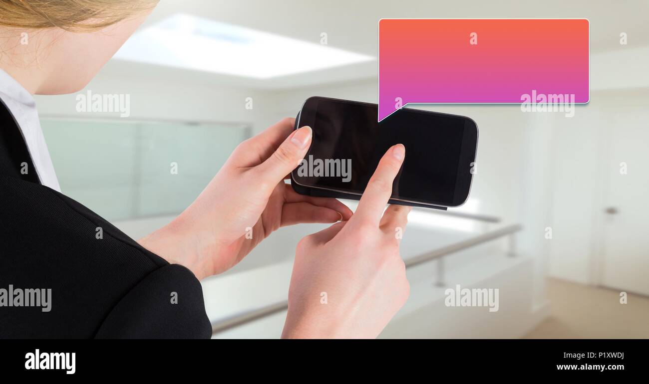 Sms-App auf dem Telefon in der Hand mit Sprechblase Stockfoto