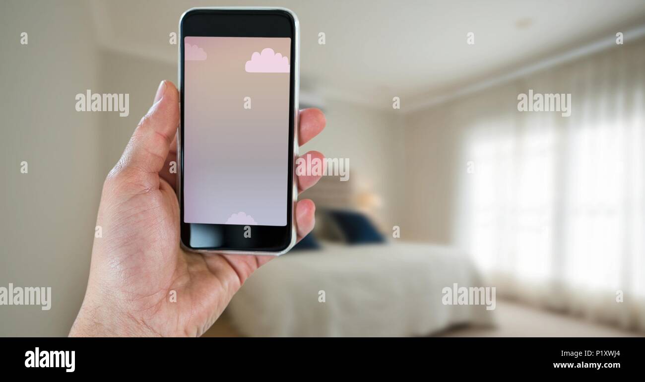 Telefon in der Hand im Schlafzimmer Stockfoto