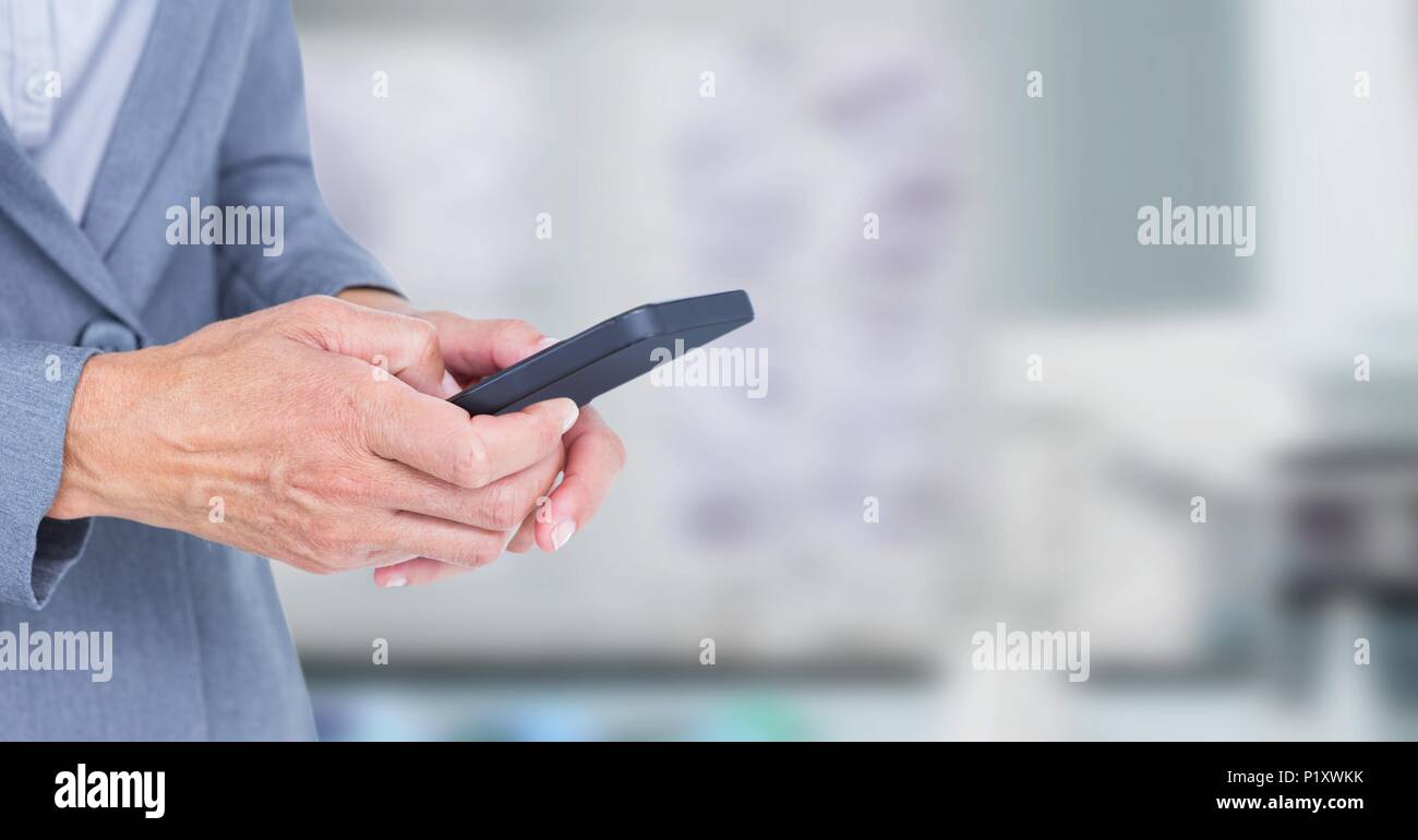 Telefon in der Hand mit grauem Hintergrund Stockfoto