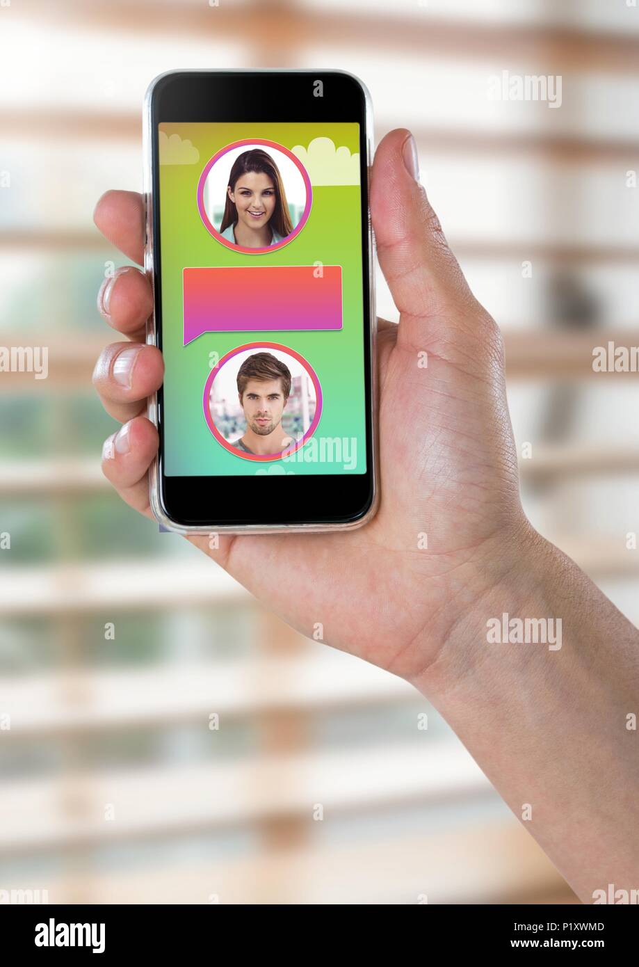 Sms-App auf dem Telefon in der Hand mit chat Profile Stockfoto
