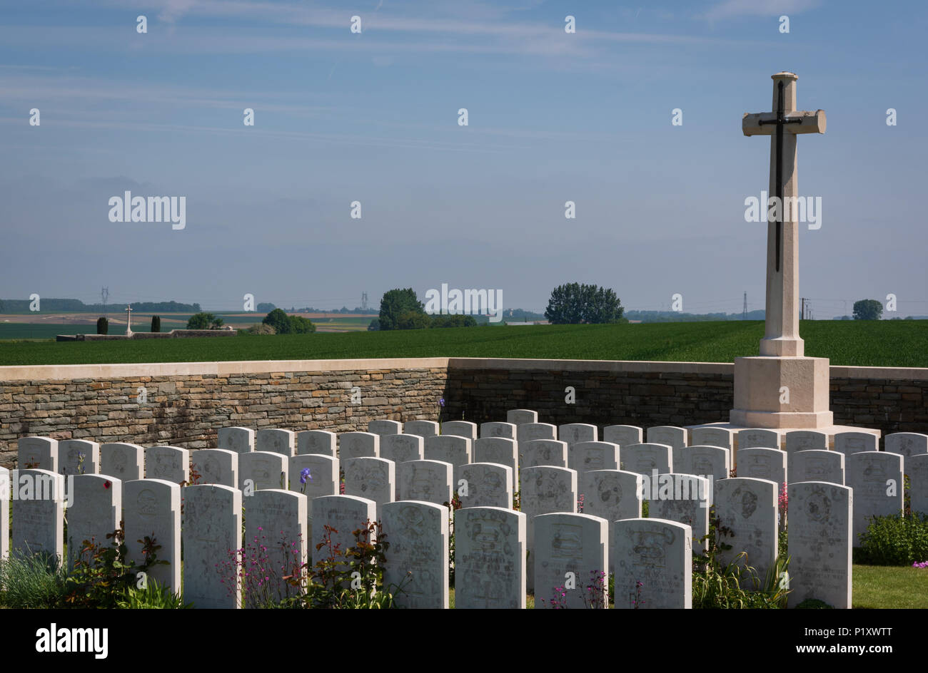 Serre Straße Friedhof Nr. 3 mit Queens Friedhof im Hintergrund, Somme Stockfoto