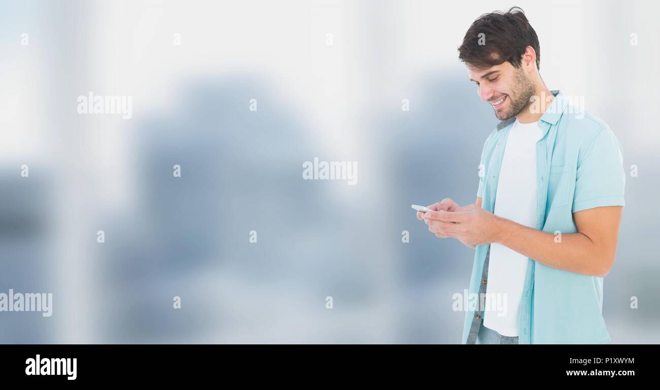 Mann mit Handy mit hellen Hintergrund Stockfoto