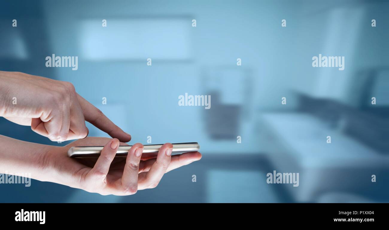 Telefon in der Hand mit blauen Badezimmer Hintergrund Stockfoto