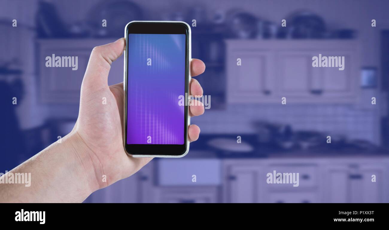Telefon in der Hand mit violetten Hintergrund Stockfoto