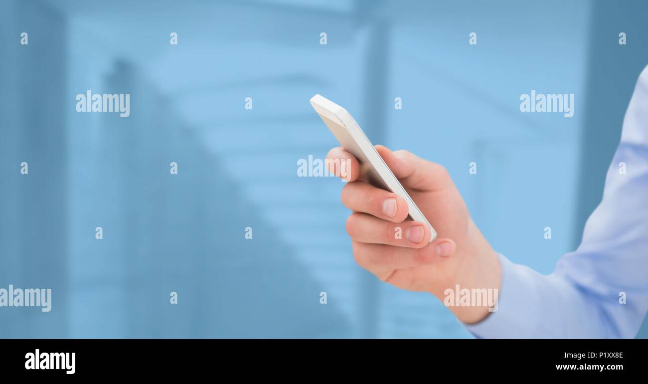 Telefon in der Hand mit blauem Hintergrund Stockfoto
