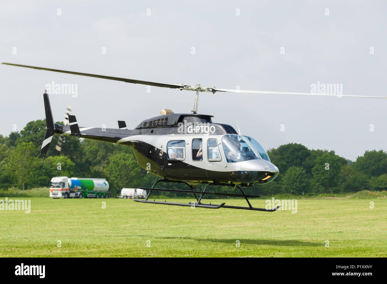 Bell 206L-4 Longranger IV mit Passagieren. Stockfoto