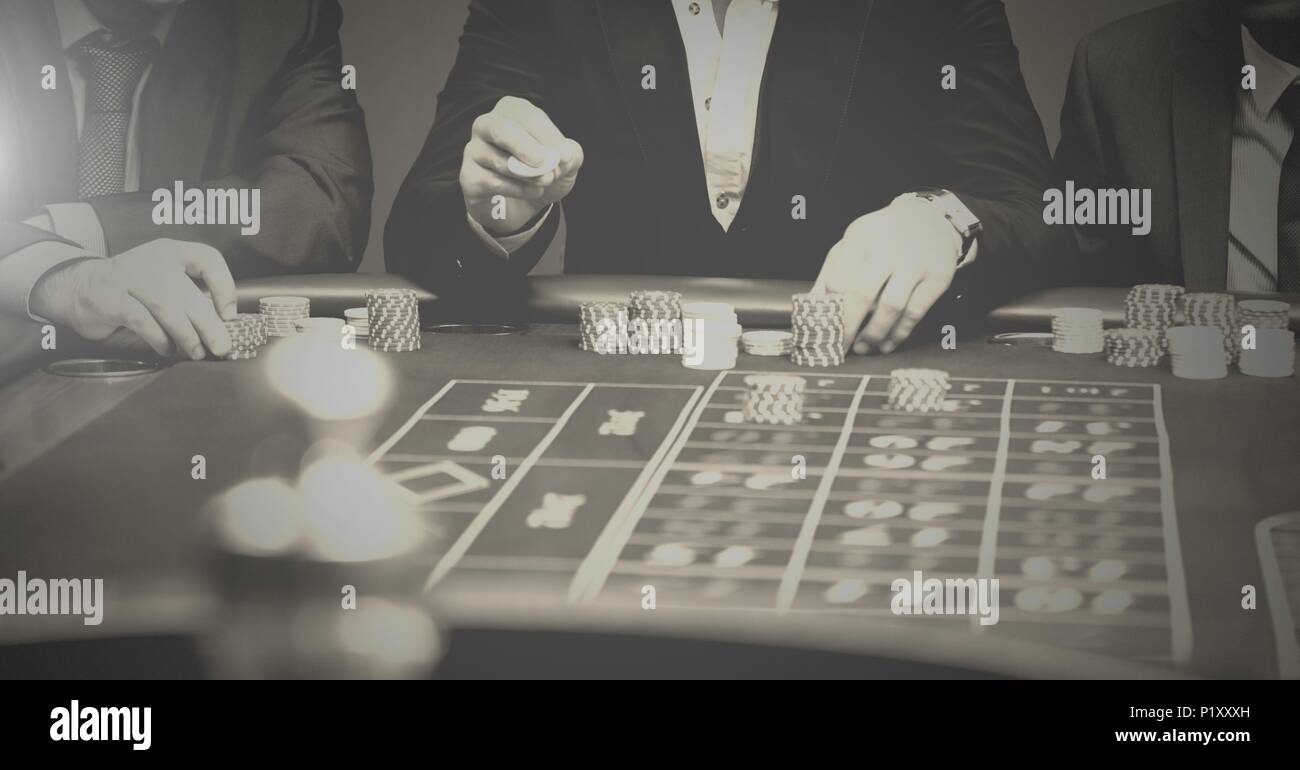 Menschen spielen im Casino Stockfoto