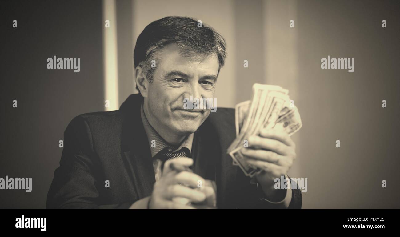 Wohlhabende Mann mit Geld, Noten und Zigarre Stockfoto